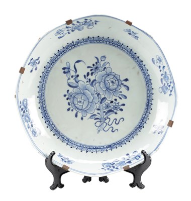 Lot 753 - AN 18TH CENTURY CHINESE BLUE AND WHITE PORCELAIN DISH