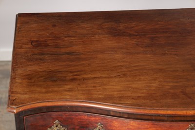 Lot 1694 - A GOOD GEORGE III GENTLEMAN'S SERPENTINE FRONTED FIGURED SATINWOOD DRESSING CHEST