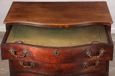 Lot 1694 - A GOOD GEORGE III GENTLEMAN'S SERPENTINE FRONTED FIGURED SATINWOOD DRESSING CHEST