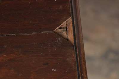Lot 1569 - A GEORGE III MAHOGANY GENTLEMAN'S SERPENTINE FRONT DRESSING CHEST