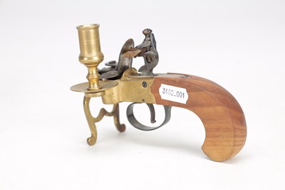 Lot 1038 - AN EARLY 19TH CENTURY BRASS AND STEEL FLINTLOCK TINDER LIGHTER WITH CANDLE SCONCE