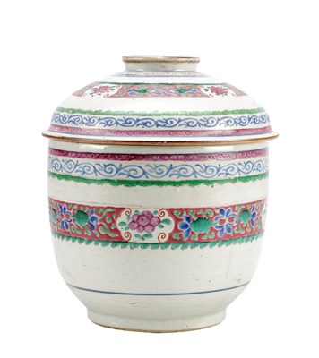 Lot 785 - AN 18TH CENTURY CHINESE FAMILLE ROSE PORCELAIN COVERED BOWL