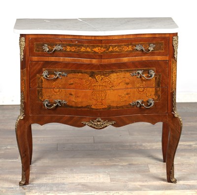 Lot 1621 - A FRENCH LOUIS XV STYLE MARQUETRY INLAID BOMBÉ COMMODE
