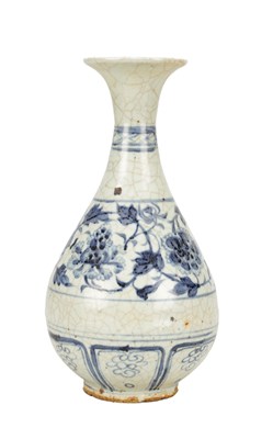 Lot 726 - AN 18TH/19TH CENTURY CHINESE BLUE AND WHITE PORCELAIN PEAR-SHAPED VASE