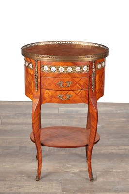 Lot 1493 - AN EARLY 20TH CENTURY FRENCH KINGWOOD AND PORCELAIN PLAQUE OVAL LAMP TABLE