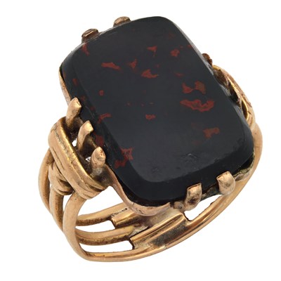 Lot 249 - A 14CT YELLOW GOLD AND BLOODSTONE RING
