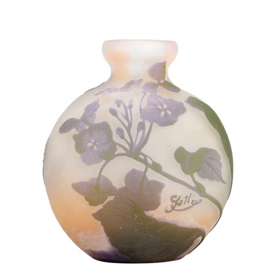 Lot 555 - EMILE GALLÉ AN CAMEO GLASS HYDRANGEA VASE
