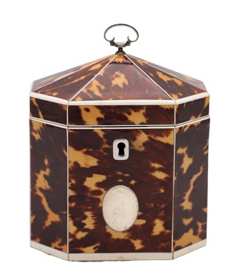 Lot 1390 - AN EARLY 19TH CENTURY IVORY STRUNG TORTOISESHELL OCTAGONAL TENT TOP TEA CADDY
