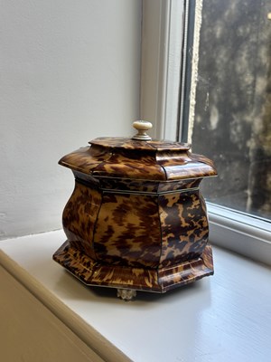Lot 1407 - AN EARLY 19TH CENTURY TORTOISESHELL AND SILVER WIRE INLAID HEXAGONAL DOUBLE TEA CADDY