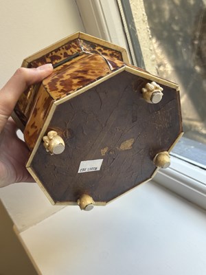 Lot 1407 - AN EARLY 19TH CENTURY TORTOISESHELL AND SILVER WIRE INLAID HEXAGONAL DOUBLE TEA CADDY