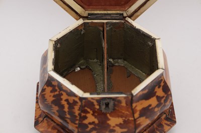 Lot 1407 - AN EARLY 19TH CENTURY TORTOISESHELL AND SILVER WIRE INLAID HEXAGONAL DOUBLE TEA CADDY