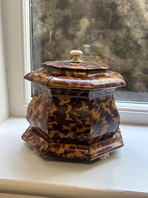 Lot 1407 - AN EARLY 19TH CENTURY TORTOISESHELL AND SILVER WIRE INLAID HEXAGONAL DOUBLE TEA CADDY
