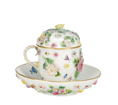 Lot 629 - A 19TH CENTURY MEISSEN PORCELAIN LIDDED CUP AND SAUCER