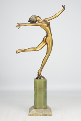 Lot 1136 - JOSEF LORENZL AN AUSTRIAN ART DECO GILT BRONZE FIGURE OF A NUDE DANCER ON GREEN ONYX BASE