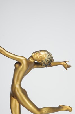Lot 1136 - JOSEF LORENZL AN AUSTRIAN ART DECO GILT BRONZE FIGURE OF A NUDE DANCER ON GREEN ONYX BASE