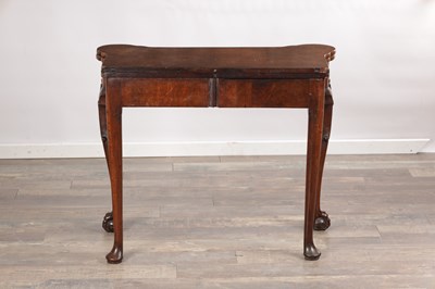 Lot 1689 - A QUEEN ANNE FIGURED WALNUT TEA TABLE
