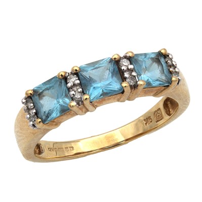 Lot 178 - A 9CT YELLOW GOLD AQUAMARINE AND DIAMOND RING