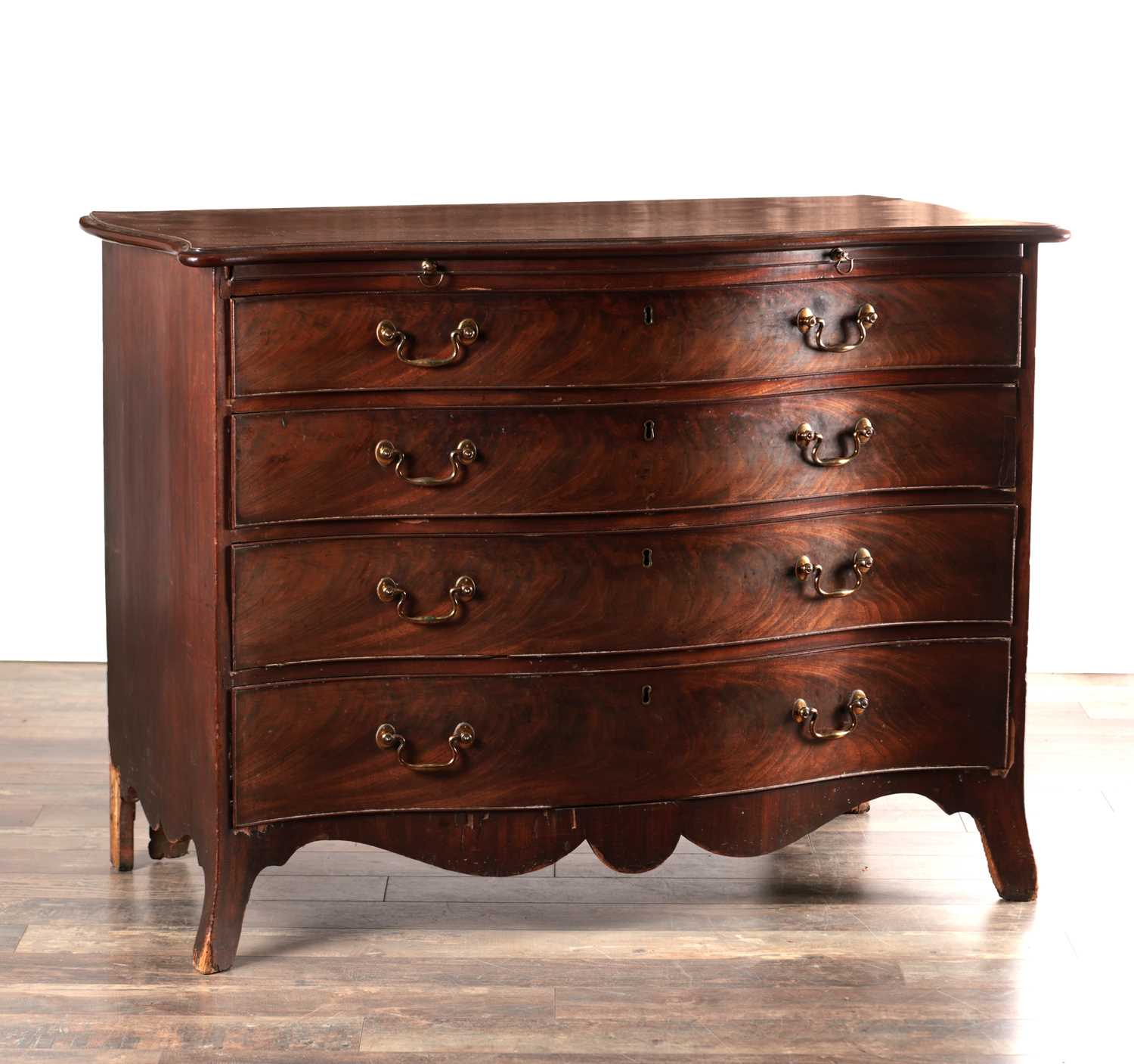Lot 1599 - A GOOD GEORGE III MAHOGANY SERPENTINE CHEST OF DRAWERS