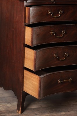 Lot 1599 - A GOOD GEORGE III MAHOGANY SERPENTINE CHEST OF DRAWERS