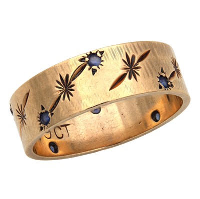 Lot 296 - A 9CT YELLOW GOLD AND SAPPHIRE RING