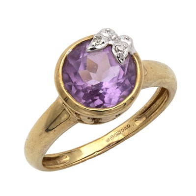 Lot 192 - A 9CT YELLOW GOLD DIAMOND AND AMETHYST RING