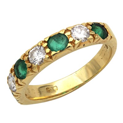 Lot 226 - A 14CT YELLOW GOLD EMERALD AND DIAMOND ETERNITY RING