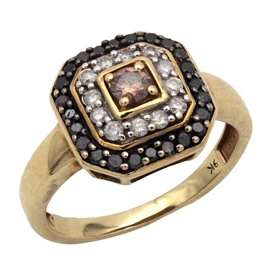 Lot 271 - A 9CT YELLOW GOLD COGNAC, WHITE AND BLACK DIAMOND RING