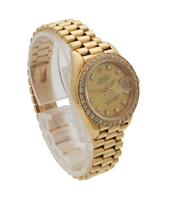 Lot 479 - A LADIES ROLEX 18CT YELLOW GOLD AND DIAMOND OYSTER PERPETUAL DATEJUST WRIST WATCH