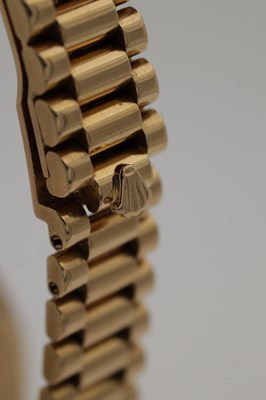 Lot 479 - A LADIES ROLEX 18CT YELLOW GOLD AND DIAMOND OYSTER PERPETUAL DATEJUST WRIST WATCH