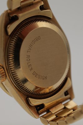 Lot 479 - A LADIES ROLEX 18CT YELLOW GOLD AND DIAMOND OYSTER PERPETUAL DATEJUST WRIST WATCH