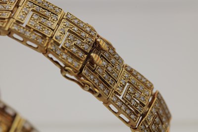 Lot 153 - A 9CT YELLOW GOLD AND DIAMOND GEOMETRIC BRACELET