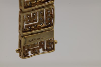Lot 153 - A 9CT YELLOW GOLD AND DIAMOND GEOMETRIC BRACELET