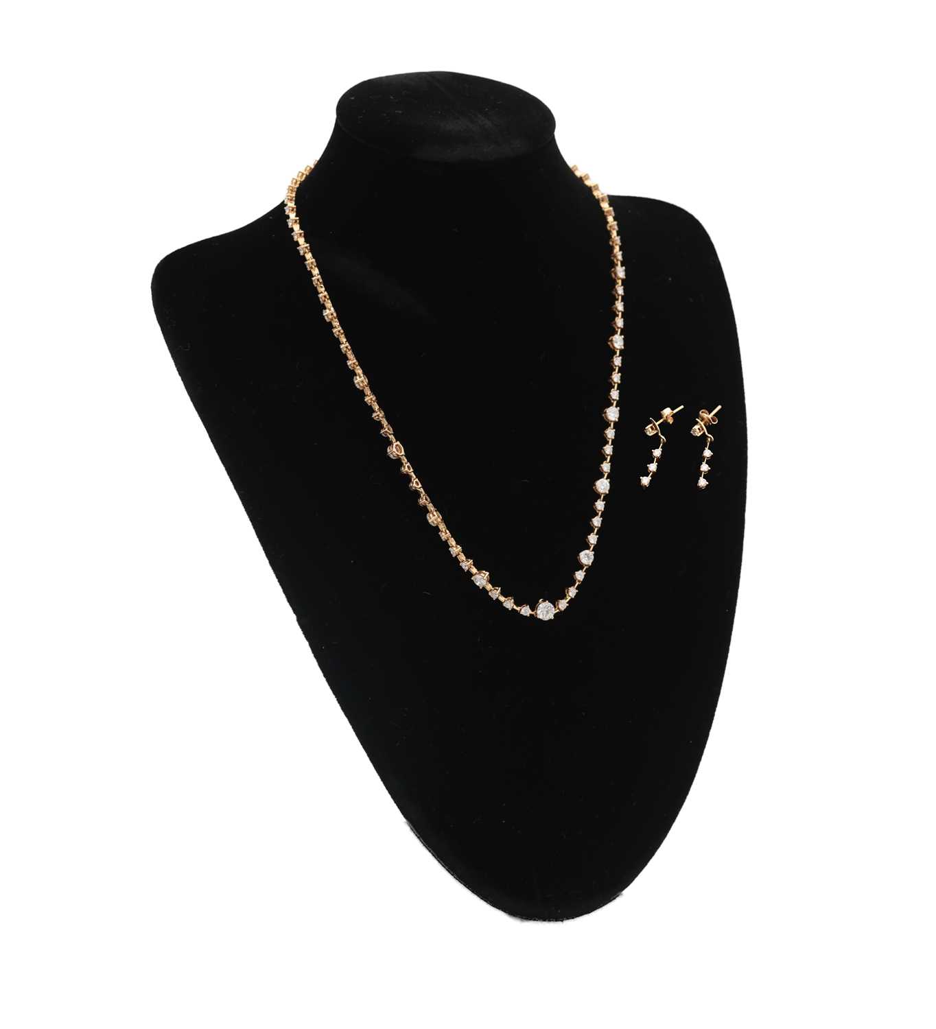 Lot 293 - AN 18CT YELLOW GOLD AND DIAMOND NECKLACE AND EARRING SET
