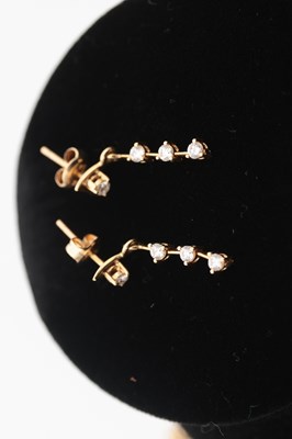 Lot 293 - AN 18CT YELLOW GOLD AND DIAMOND NECKLACE AND EARRING SET