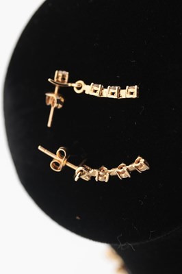 Lot 293 - AN 18CT YELLOW GOLD AND DIAMOND NECKLACE AND EARRING SET