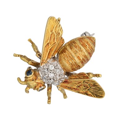 Lot 143 - AN 18CT YELLOW GOLD DIAMOND AND SAPPHIRE BEE PIN BROOCH