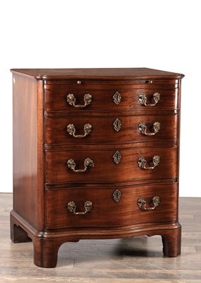 Lot 1515 - AN UNUSUAL GEORGE III MAHOGANY SERPENTINE CHEST OF DRAWERS WITH BRUSHING SLIDE