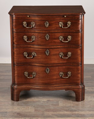 Lot 1515 - AN UNUSUAL GEORGE III MAHOGANY SERPENTINE CHEST OF DRAWERS WITH BRUSHING SLIDE