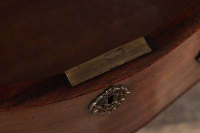 Lot 1515 - AN UNUSUAL GEORGE III MAHOGANY SERPENTINE CHEST OF DRAWERS WITH BRUSHING SLIDE