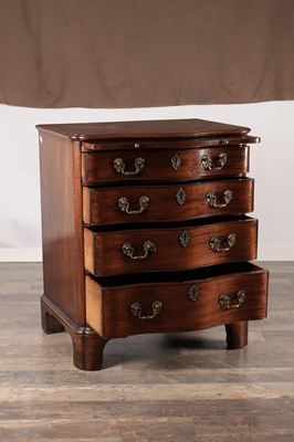 Lot 1515 - AN UNUSUAL GEORGE III MAHOGANY SERPENTINE CHEST OF DRAWERS WITH BRUSHING SLIDE