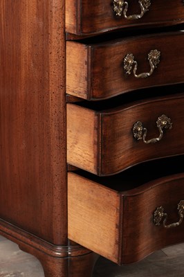 Lot 1515 - AN UNUSUAL GEORGE III MAHOGANY SERPENTINE CHEST OF DRAWERS WITH BRUSHING SLIDE