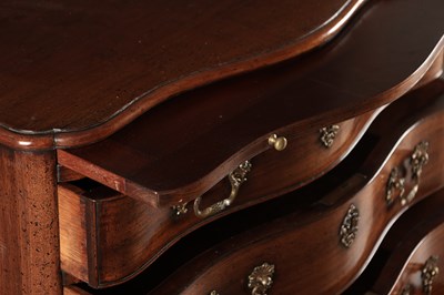 Lot 1515 - AN UNUSUAL GEORGE III MAHOGANY SERPENTINE CHEST OF DRAWERS WITH BRUSHING SLIDE