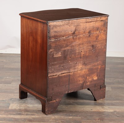 Lot 1515 - AN UNUSUAL GEORGE III MAHOGANY SERPENTINE CHEST OF DRAWERS WITH BRUSHING SLIDE
