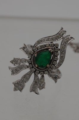 Lot 175 - A WHITE GOLD EMERALD AND DIAMOND JEWELLERY SET