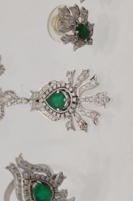 Lot 175 - A WHITE GOLD EMERALD AND DIAMOND JEWELLERY SET