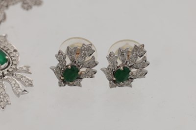 Lot 175 - A WHITE GOLD EMERALD AND DIAMOND JEWELLERY SET