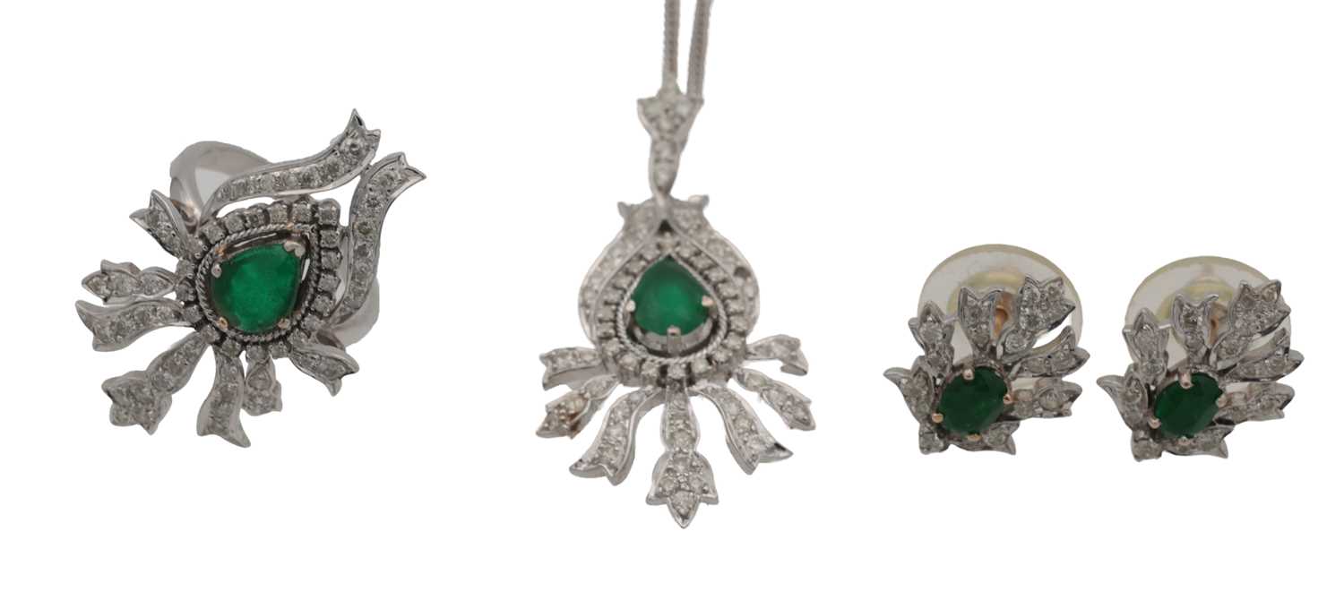 Lot 175 - A WHITE GOLD EMERALD AND DIAMOND JEWELLERY SET