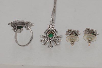 Lot 175 - A WHITE GOLD EMERALD AND DIAMOND JEWELLERY SET
