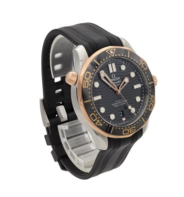 Lot 470 - A GENTLEMAN'S STEEL AND SEDNA GOLD OMEGA SEAMASTER DIVER 300 WRIST WATCH