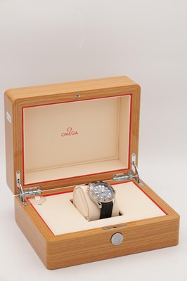 Lot 470 - A GENTLEMAN'S STEEL AND SEDNA GOLD OMEGA SEAMASTER DIVER 300 WRIST WATCH